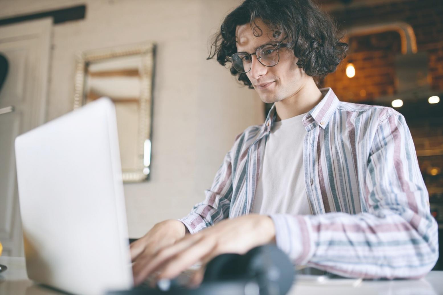 Workshop-Situation mit Finanzgrafiken und Notizen