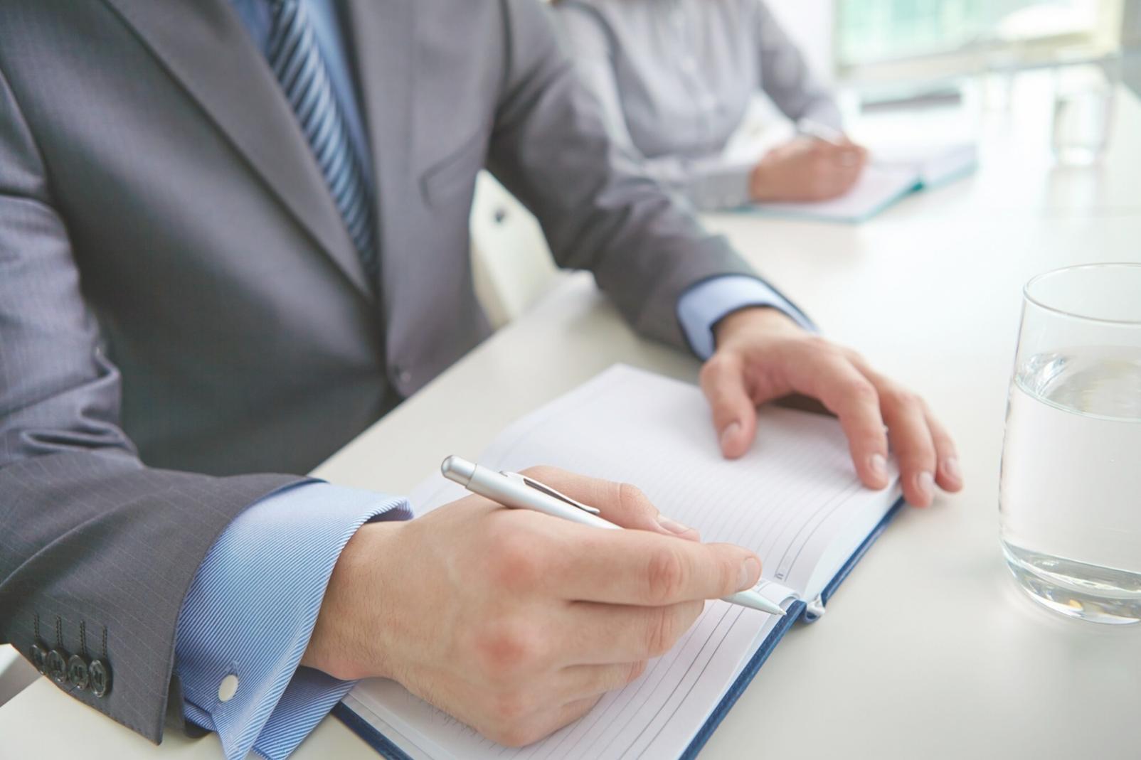 Teilnehmende in einer Workshop-Situation diskutieren gemeinsam Finanzthemen